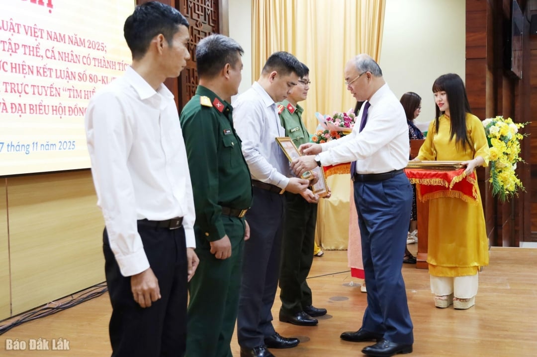 কমরেড ট্রুং কং থাই প্রভিন্সিয়াল পিপলস কমিটি থেকে অসাধারণ কৃতিত্ব অর্জনকারী দলগুলিকে মেধার সার্টিফিকেট প্রদান করেছিলেন।