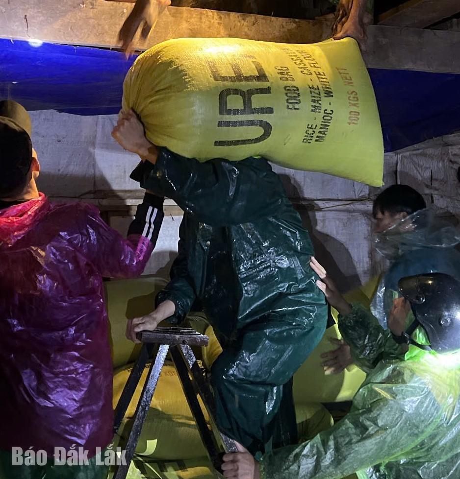 Lực lượng chức năng xã Ea Wy hỗ trợ người dân cứu nông sản.