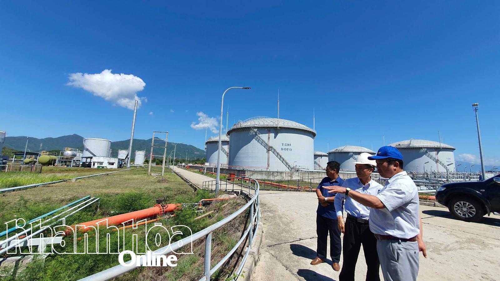 ຄະນະປະຕິບັດງານຂອງສະພາປະຊາຊົນແຂວງລົງກວດກາວຽກງານສະກັດກັ້ນ ແລະ ຕ້ານອັກຄີໄພຢູ່ຮ້ານຂາຍນ້ຳມັນເຊື້ອໄຟເວີນຟອງ.