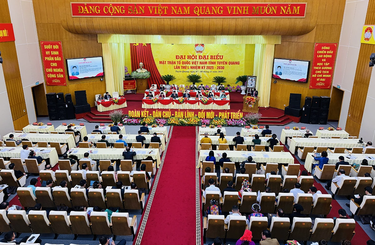 Prima zi lucrătoare a primului Congres al Frontului Patriei Vietnam din provincia Tuyen Quang, mandatul 2025-2030
