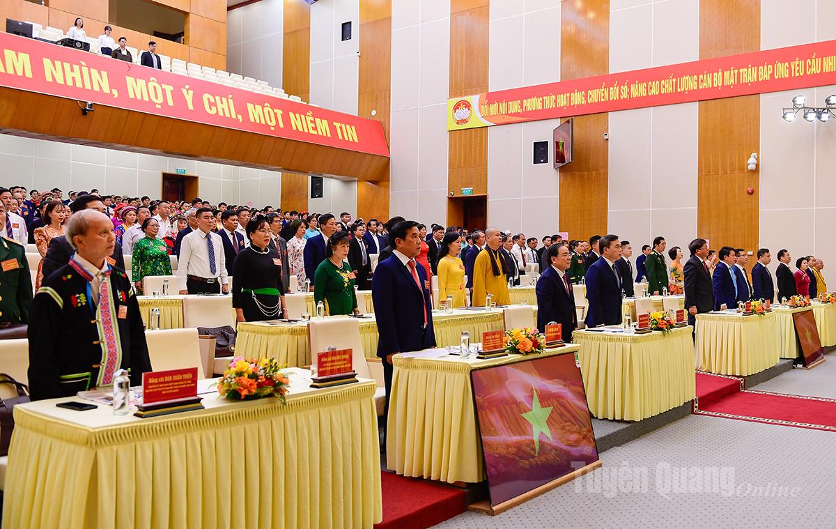 Delegaterna utför flagghälsningsceremonin.