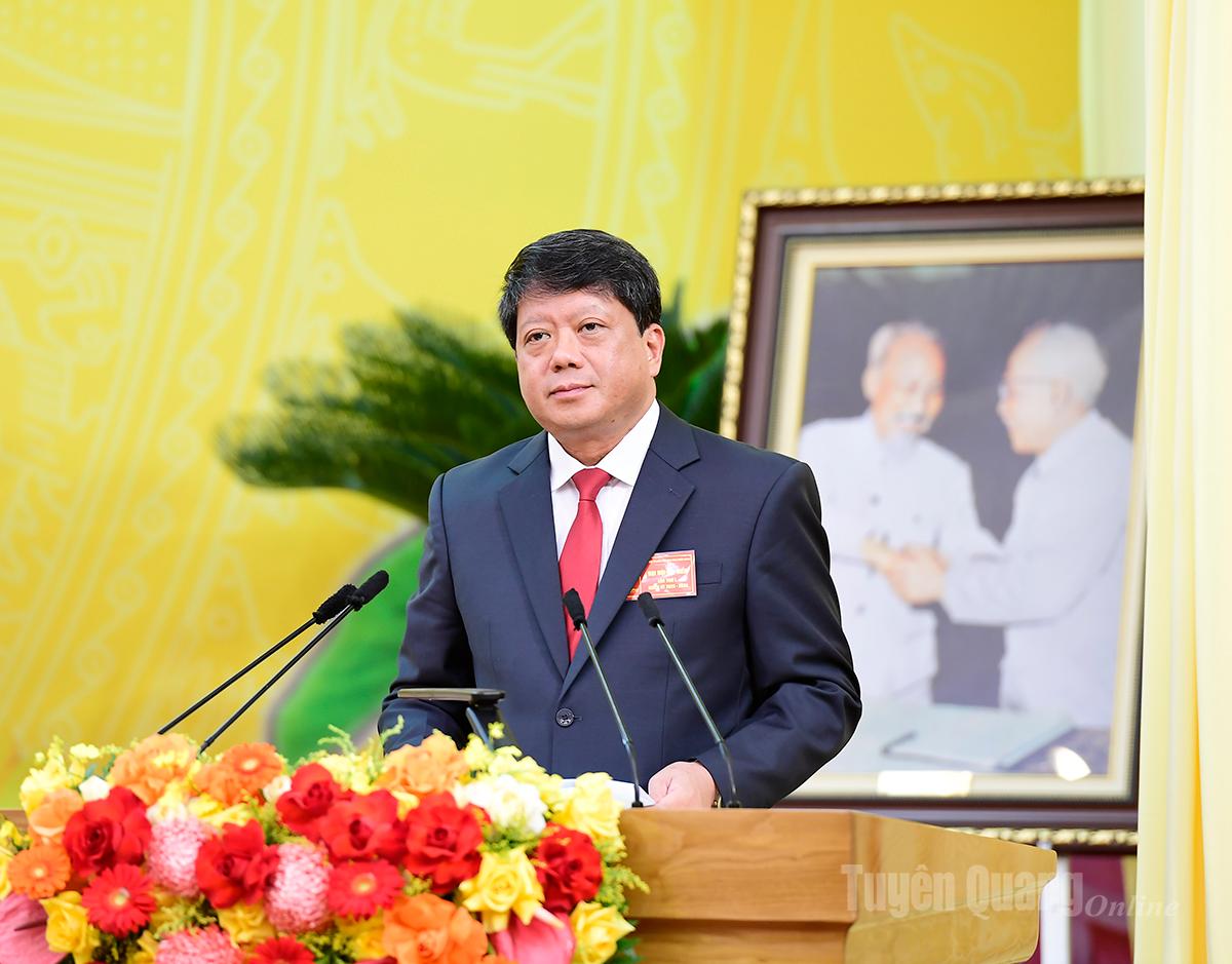 Tovarășa Ha Trung Kien, membră a Comitetului Permanent al Partidului Provincial, vicepreședinte permanent al Comitetului Provincial al Frontului Patriei Vietnam, a desfășurat consultările pentru alegerea Prezidiului și Secretariatului Congresului.