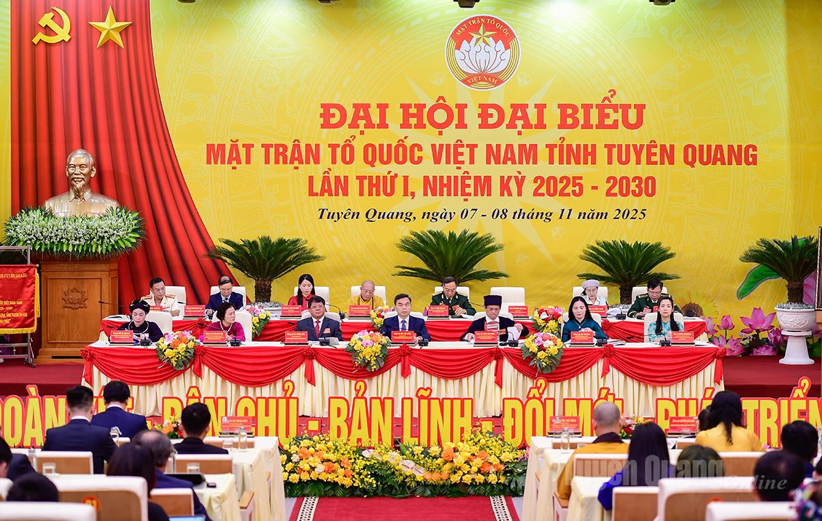 Prezidiul a prezidat Congresul.