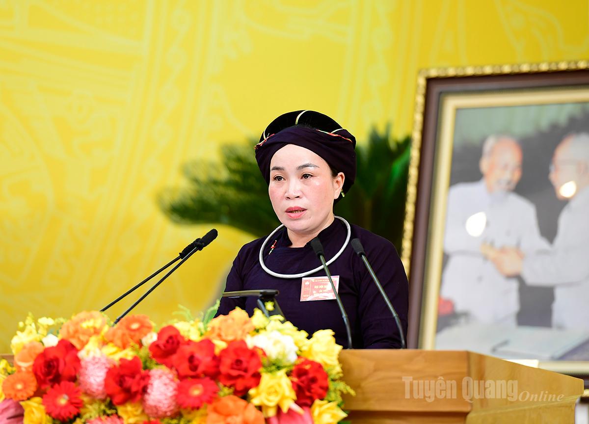 Tovarășa Chu Thi Ngoc Diep, membră a Comitetului Provincial de Partid, președinta Asociației Provinciale a Fermierilor, a raportat sinteza comentariilor la Documentele Congresului Național al Delegaților Frontului Patriei Vietnam; Raport privind sinteza comentariilor la Carta Frontului Patriei Vietnam.