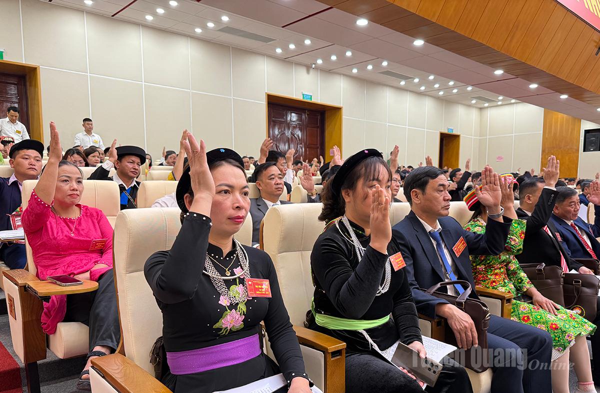 Delegații s-au consultat pentru a alege Prezidiul și Secretarul Congresului.