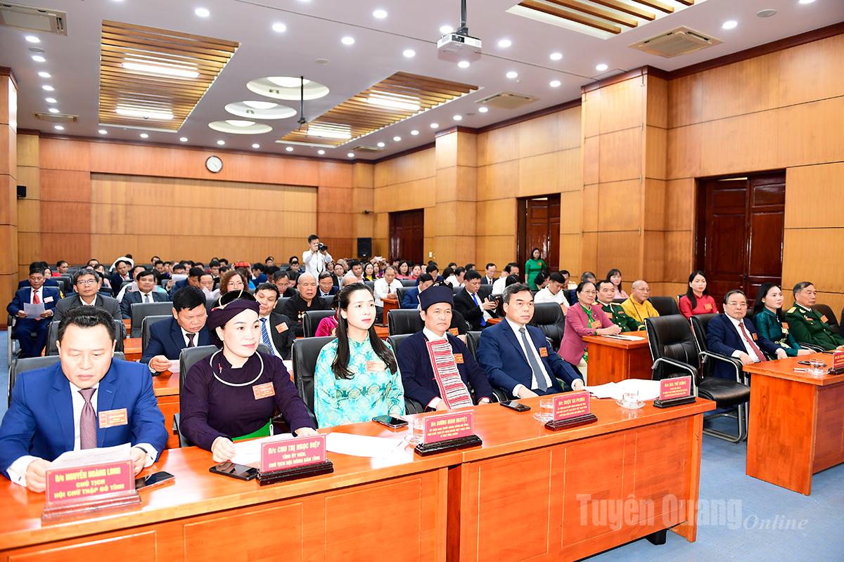 Tovarășul Ma The Hong, secretar adjunct al Comitetului Provincial al Partidului, președintele Comitetului Provincial al Frontului Patriei Vietnam și delegații prezenți la conferință.