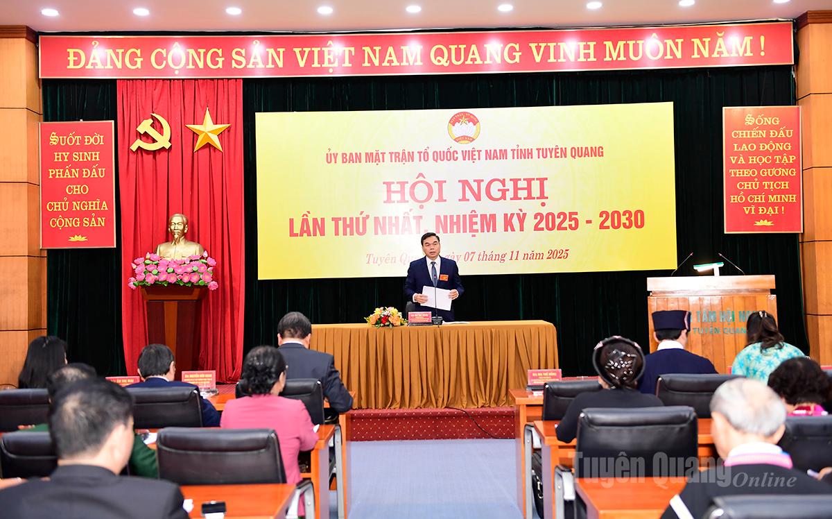 Tovarășul Ma The Hong, secretar adjunct al Comitetului Provincial de Partid, președinte al Comitetului Provincial al Frontului Patriei, a prezidat ședința.