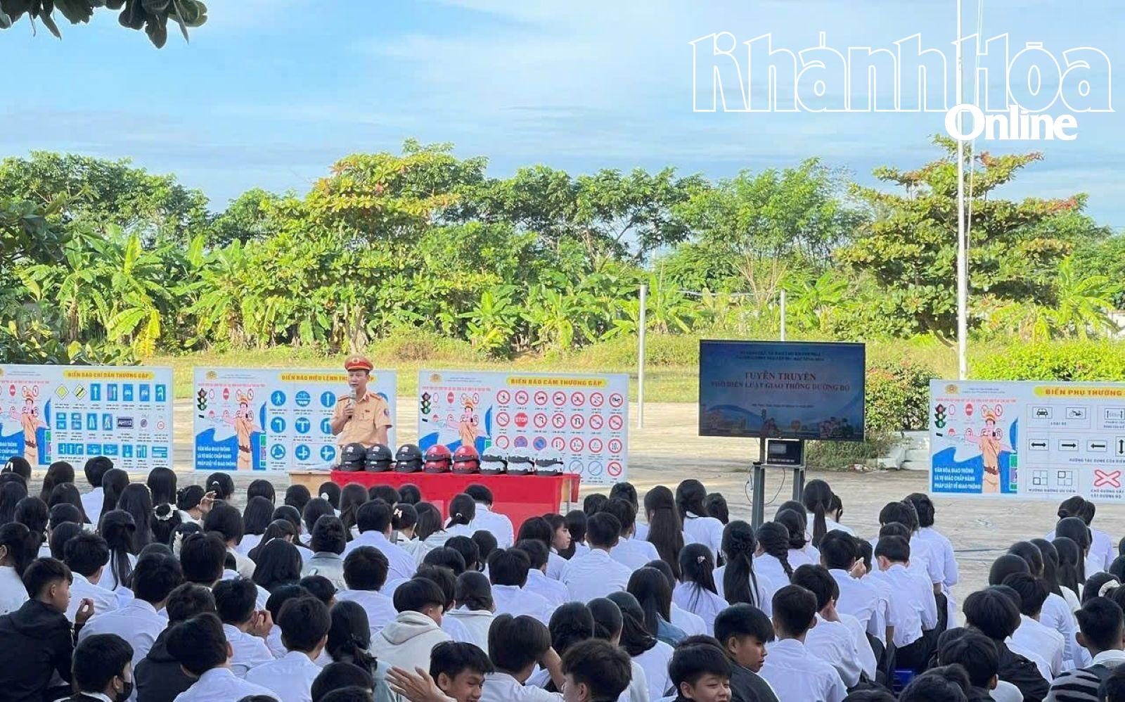 Ofițerii secției de poliție rutieră Ninh Hoa au diseminat elevilor cunoștințe de bază despre Legea siguranței rutiere.
