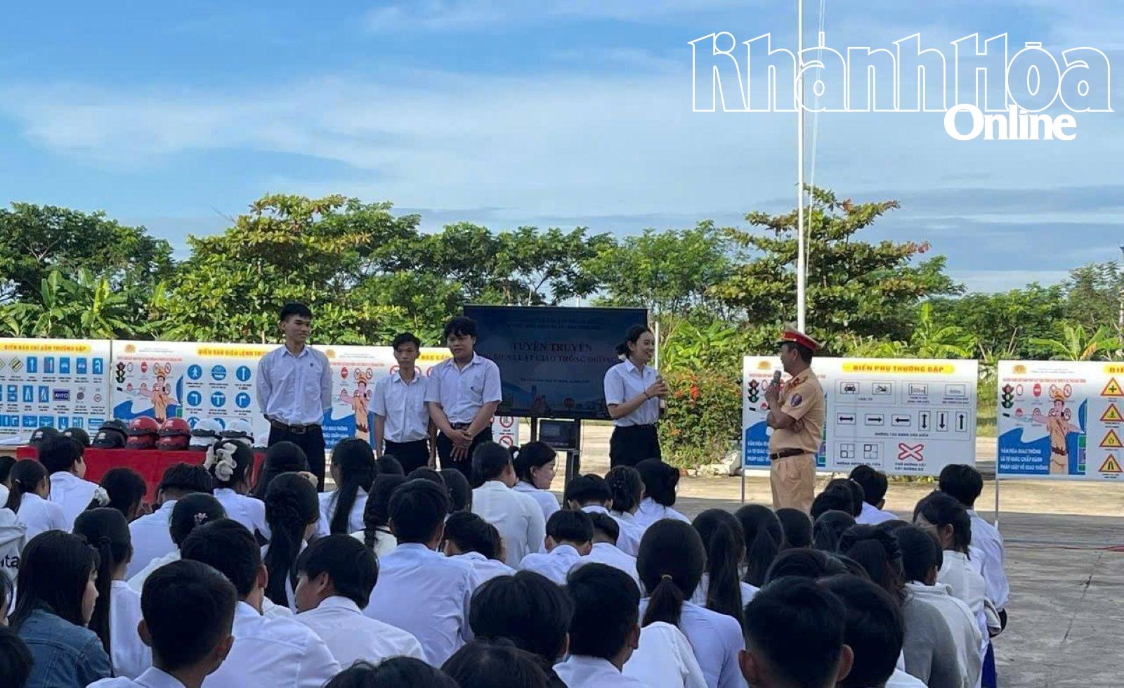 Elevii au participat cu entuziasm la întrebări situaționale și au primit căști standard.