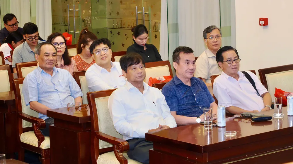 Propaganda, massmobilisering, press och förlagstjänstemän i Ho Chi Minh-staden deltar i resan