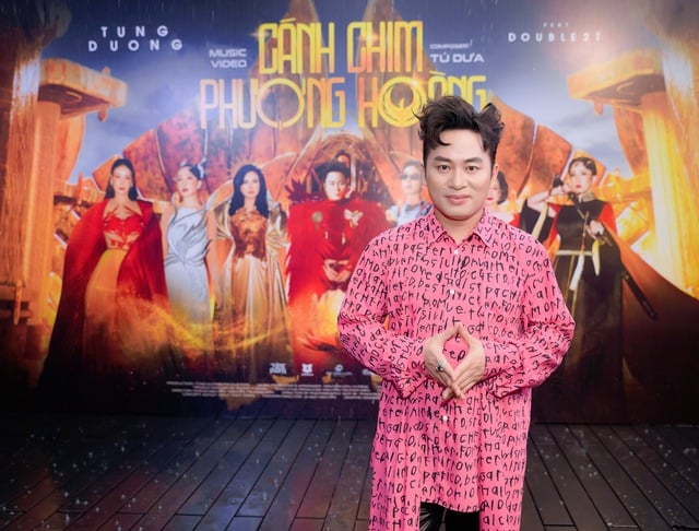 Tung Duong mempunyai MV pertamanya dengan berjuta-juta tontonan, menerima butang perak YouTube - Foto 2. Tùng Dương lần đầu có MV triệu view, nhận nút bạc YouTube- Ảnh 2.