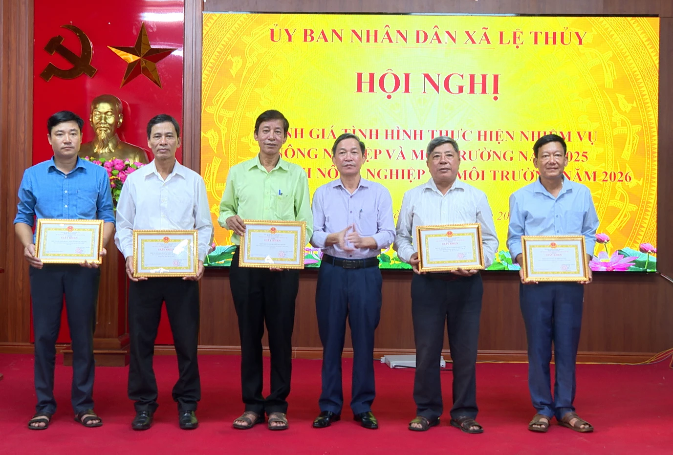 Đại diện lãnh đạo xã Lệ Thủy trao giấy khen cho các tập thể có thành tích trong chỉ đạo sản xuất Nông nghiệp và Môi trường tại địa phương - Ảnh: N.H