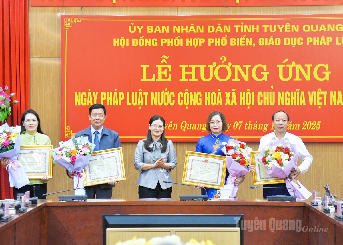 សមមិត្ត វឿង ង៉ុកហា អនុប្រធានគណៈកម្មាធិការប្រជាជនខេត្ត បានប្រគល់ប័ណ្ណសរសើររបស់ប្រធានគណៈកម្មាធិការប្រជាជនខេត្ត ដល់បុគ្គល និងសមូហភាពដែលមានស្នាដៃឆ្នើមក្នុងការងារកសាង និងកែលម្អស្ថាប័នក្នុងដំណាក់កាល ២០២១-២០២៥។