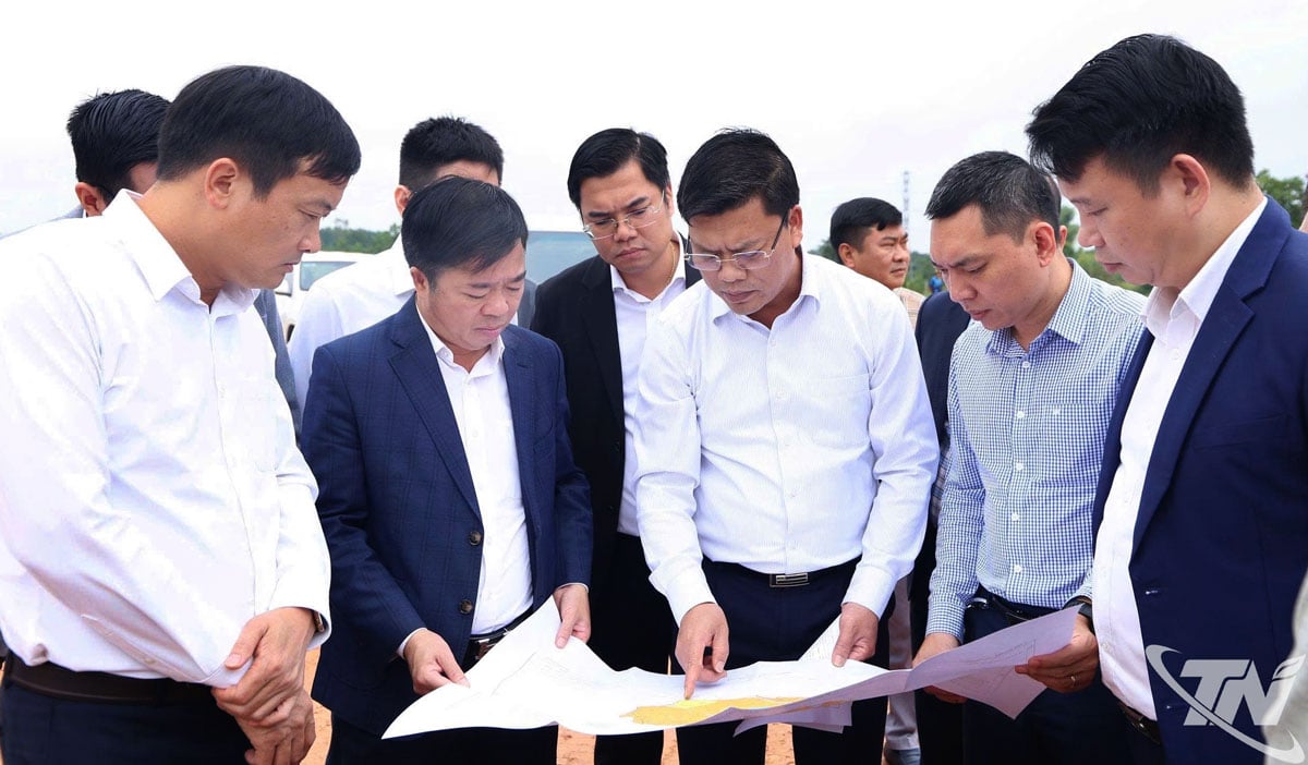 Kamrat Bui Van Luong och arbetsdelegationen inspekterade projektets framsteg.