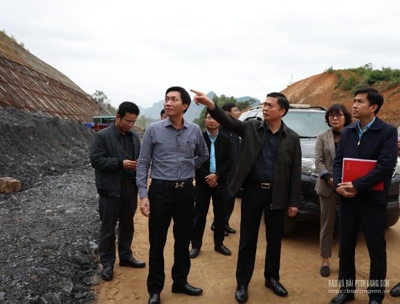 De vaste vicevoorzitter van het Provinciaal Volkscomité inspecteerde de voortgang van de bouw van het gedeelte dat door de gemeente Chi Lang loopt.