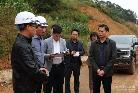 De aannemer rapporteerde aan de vaste vicevoorzitter van het Provinciaal Volkscomité over de voortgang van het gedeelte dat door de gemeente Nhan Ly loopt.