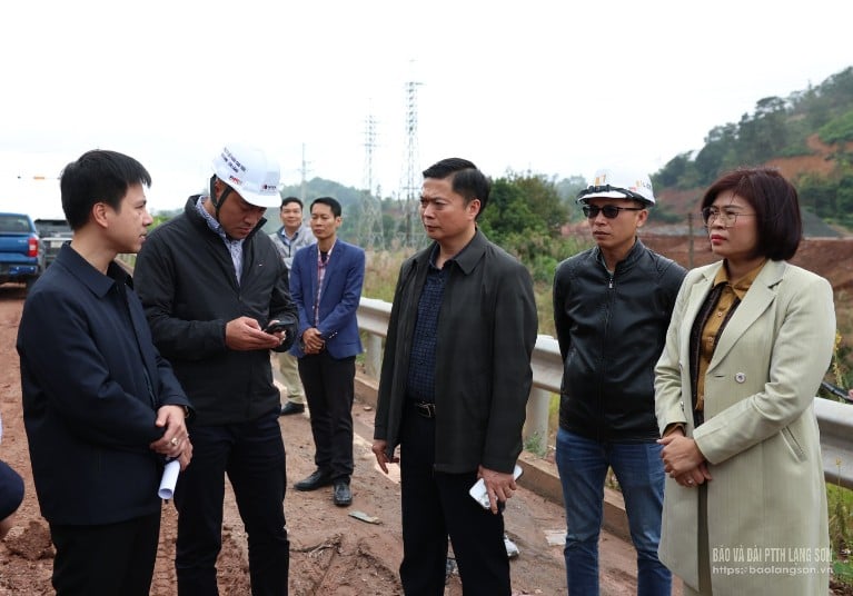 De leider van de wijk Ky Lua bracht aan de vaste vicevoorzitter van het provinciaal volkscomité verslag uit over de voortgang van de terreinopruiming en de verplaatsing van de technische infrastructuurwerkzaamheden op het gedeelte dat door de wijk loopt.