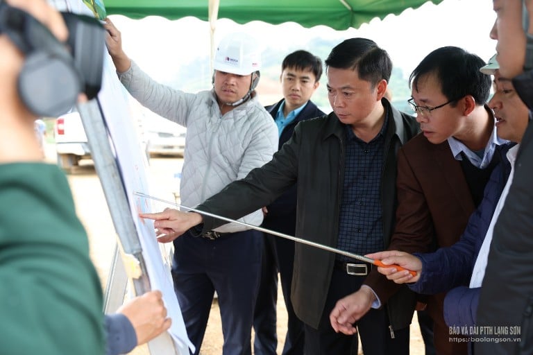 De vaste vicevoorzitter van het Provinciaal Volkscomité hield toezicht op de voortgang van de bouw en de terreinopruiming van het project in de gemeente Dong Dang.
