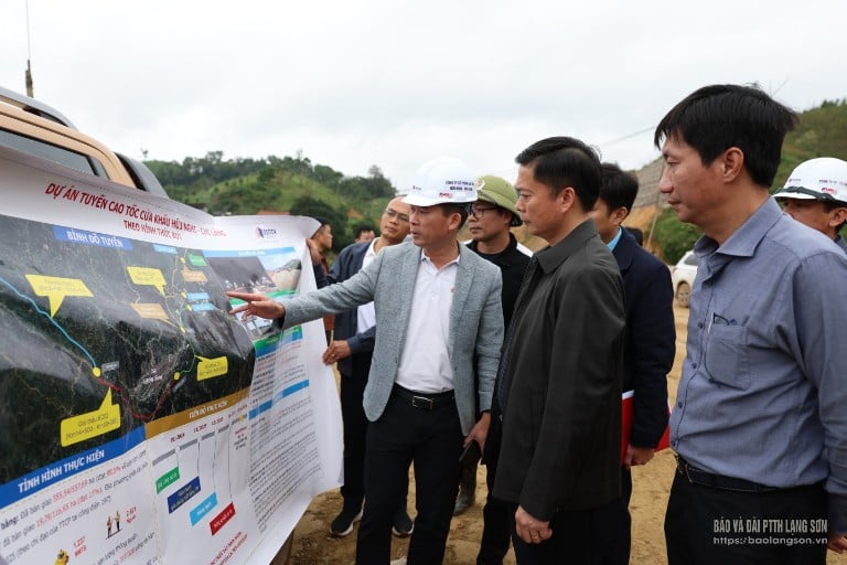 Het projectbedrijf rapporteerde aan de vaste vicevoorzitter van het Provinciaal Volkscomité over de voortgang van de terreinruiming voor het project in de gemeente Hoang Van Thu.