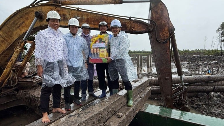 Εξασφάλιση ηλεκτρικής ενέργειας στο Νότο: Η EVNSPC είναι αποφασισμένη σε επενδύσεις και κατασκευαστικά έργα - Φωτογραφία 3. Đảm bảo điện miền Nam: EVNSPC quyết liệt trong công tác đầu tư xây dựng- Ảnh 3.