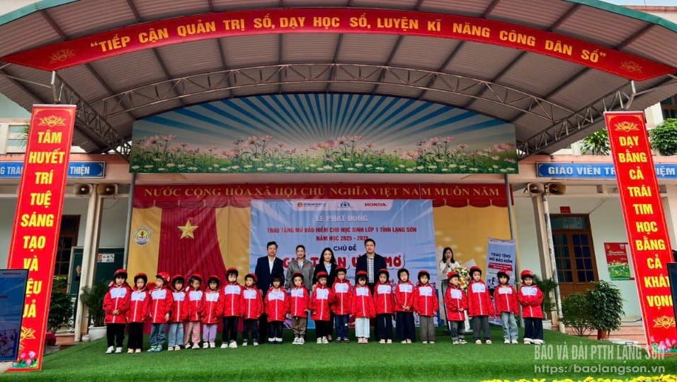 به دانشآموزان کلاس اول دبستان هوانگ دونگ کلاه ایمنی استاندارد اهدا شد.