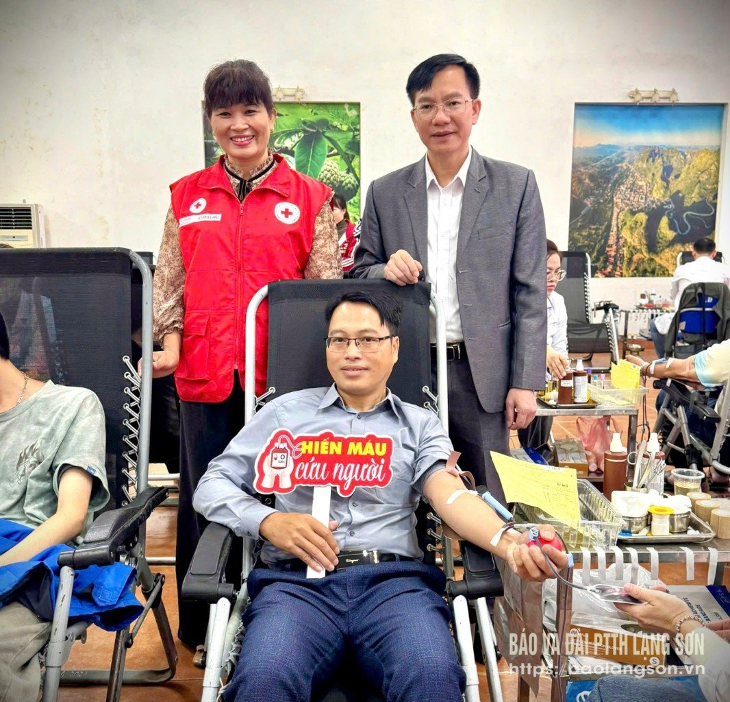 מנהיגי אגודת הצלב האדום המחוזית וועדת המסיבה של קהילת באנג מק עודדו מתנדבים לתרום דם בפסטיבל.