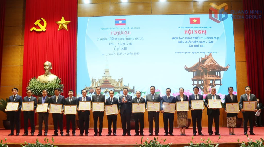 Comrade Nguyen Hong Dien, member of the Party Central Committee, Minister of Industry and Trade of Vietnam, awarded Certificates of Merit of the Ministry of Industry and Trade to collectives with outstanding achievements.