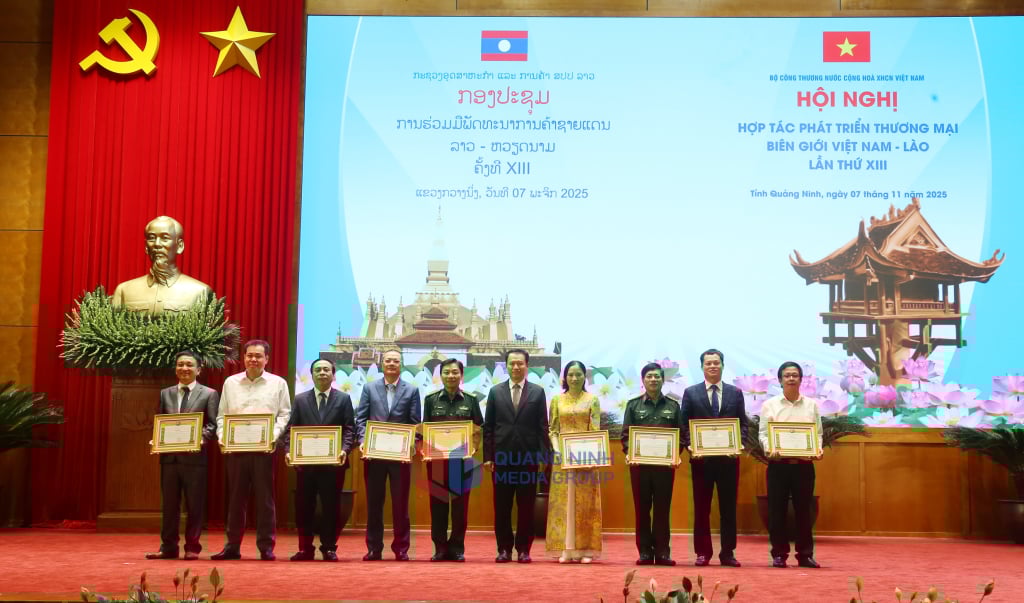 Comrade Malaythong Kommasit, alternate member of the Party Central Committee, Minister of Industry and Trade of Laos, awarded Certificates of Merit of the Lao Ministry of Industry and Trade to collectives with outstanding achievements.