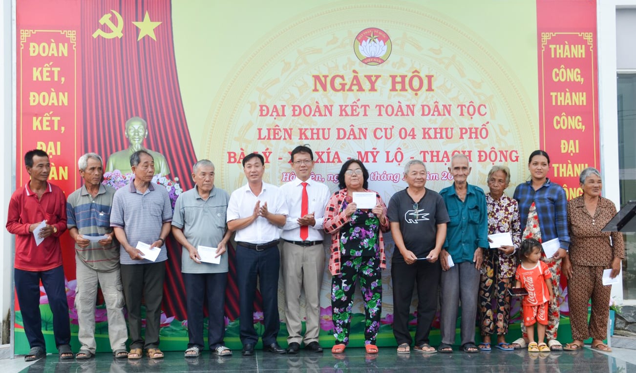 Festivalul Marii Unități Naționale din zona rezidențială Ha Tien Ward