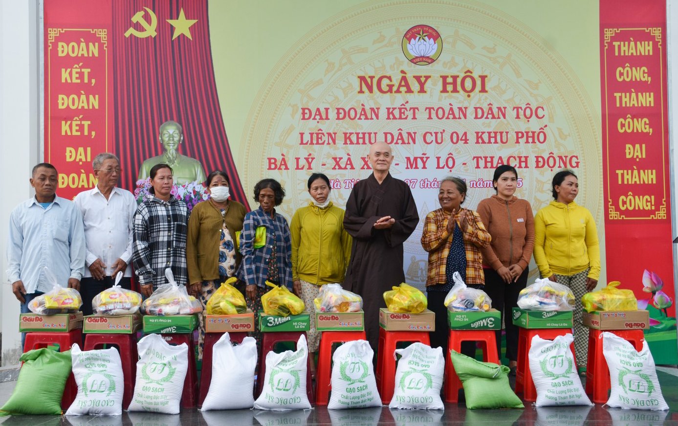 Festivalul Marii Unități Naționale din zona rezidențială Ha Tien Ward