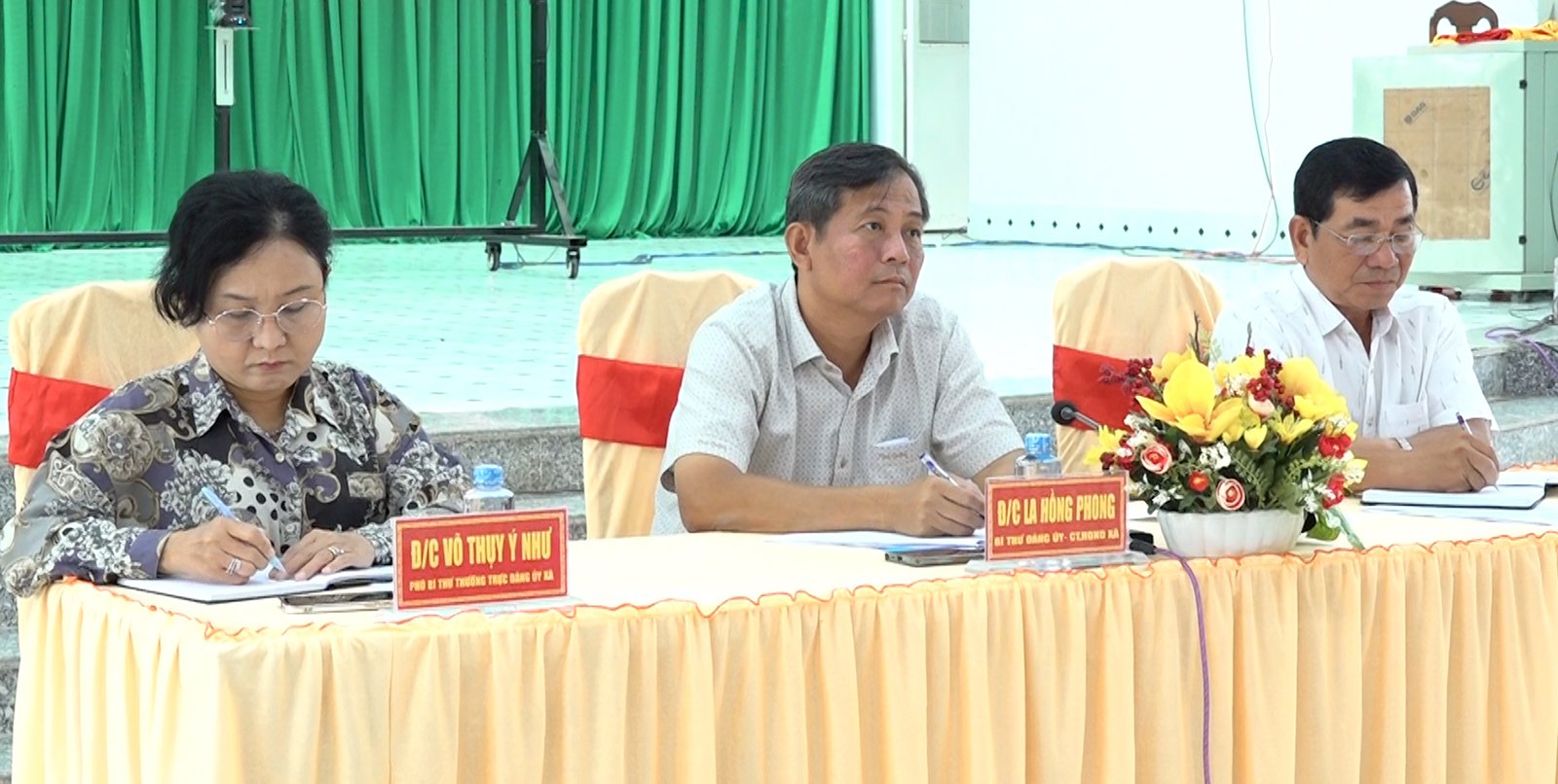 Tan An kommunes partikomité i dialog med folket