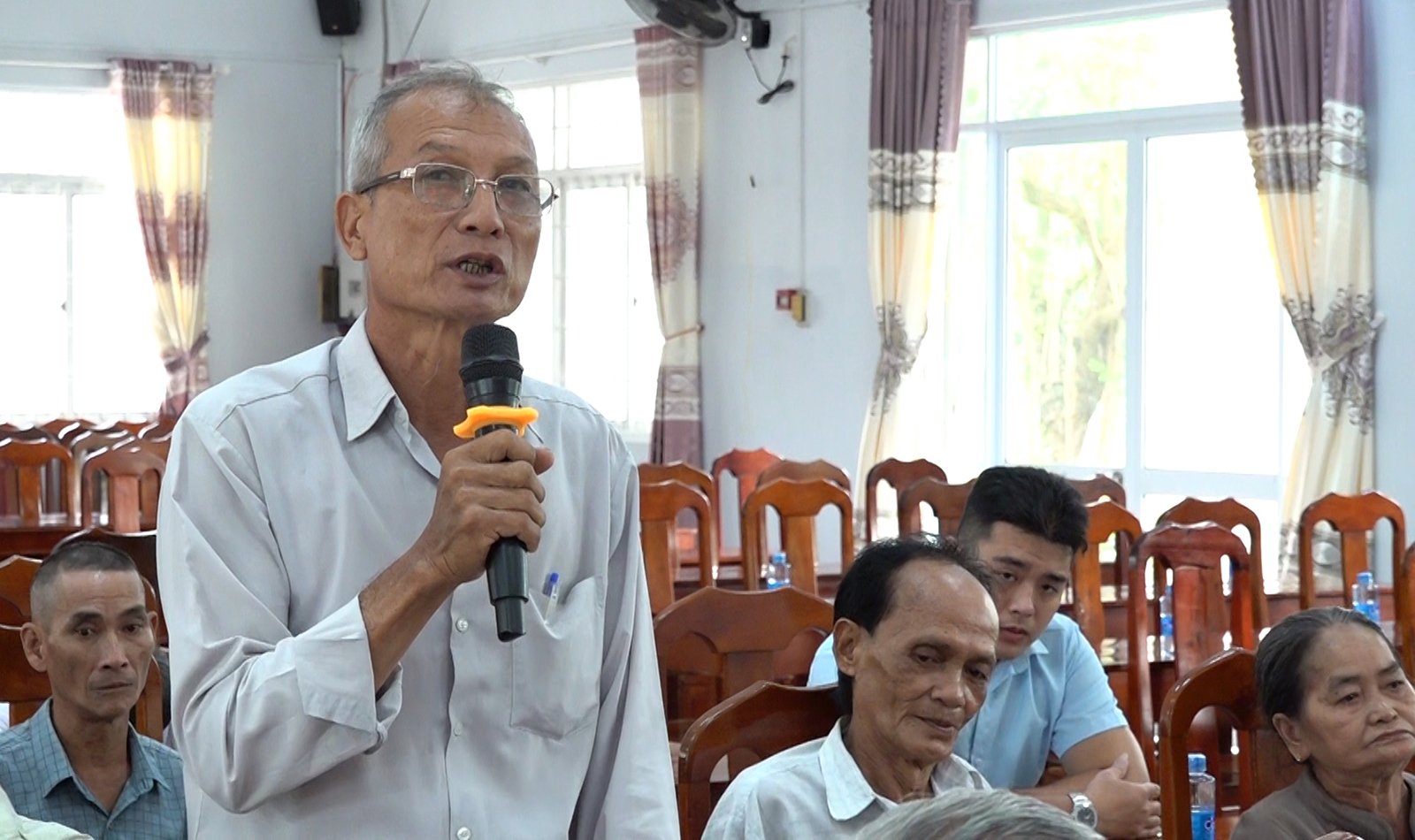 Tan An kommunes partikomité i dialog med folket