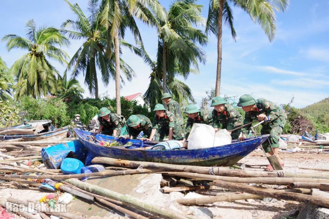 Pegawai dan askar Rejimen 888 membantu penduduk wad Song Cau mengatasi akibat ribut.