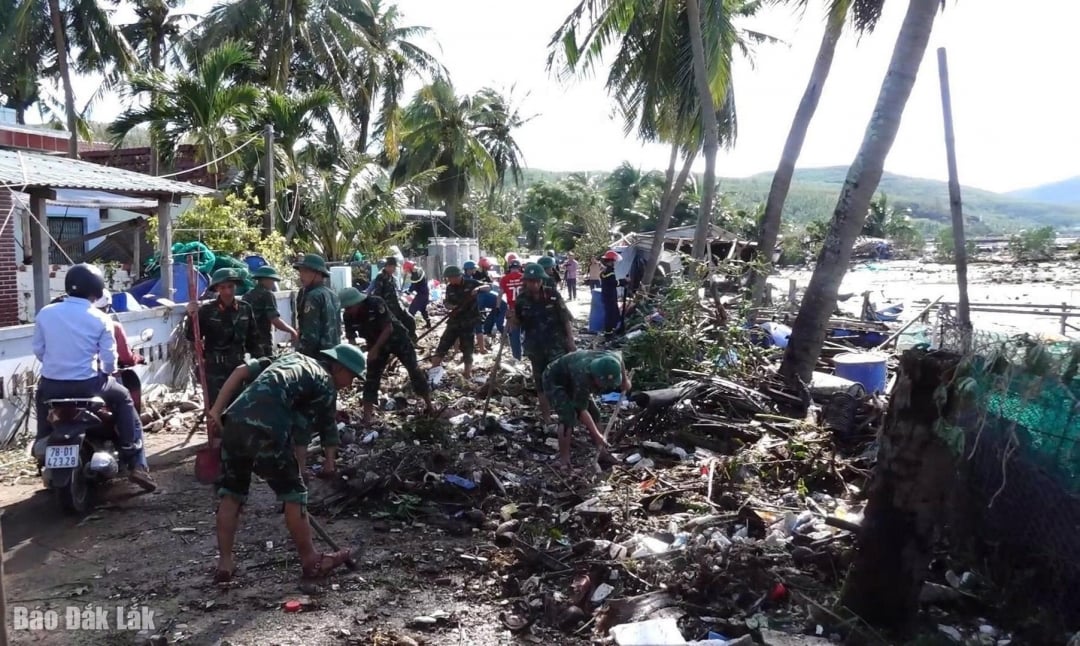 Askar berganding bahu membersihkan runtuhan selepas ribut.