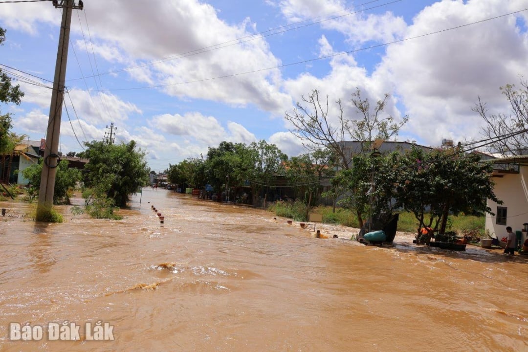 Banjir tempatan di komune Ea Rok.