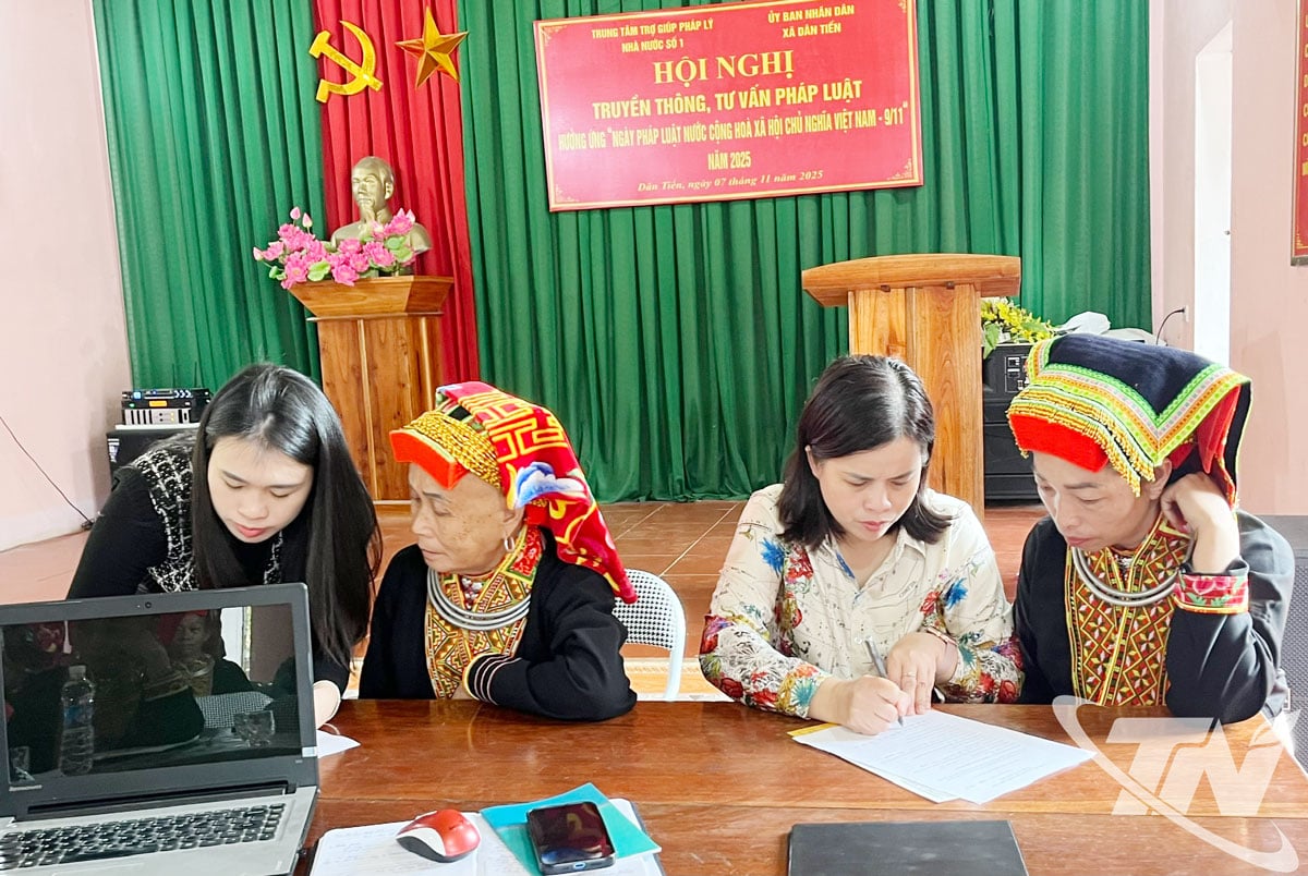 ທ່ານ ນາງ ເລ​ທິ​ຮ່ວາງ, ຮອງ​ຫົວໜ້າ​ສູນ​ຊ່ວຍ​ເຫຼືອ​ດ້ານ​ກົດໝາຍ​ແຫ່ງ​ລັດ​ແຂວງ​ເລກ 1 ​ໄດ້​ລົງ​ມອບ​ທຶນ​ຊ່ວຍ​ເຫຼືອ​ດ້ານ​ກົດໝາຍ​ໂດຍ​ກົງ​ໃຫ້​ປະຊາຊົນ​ບ້ານ​ນາ​ບາ.