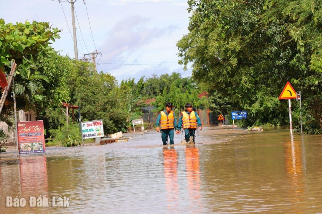 Tentera militia komune Ea Sup mengharungi air untuk memantau keadaan banjir di kawasan itu.