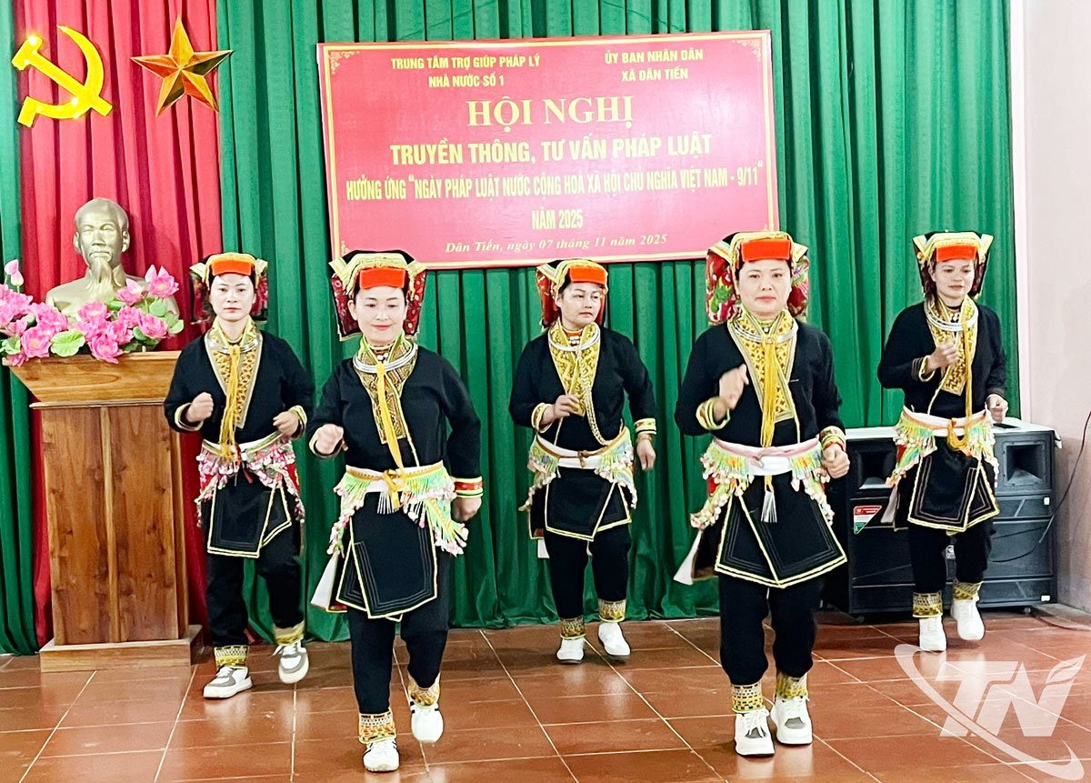 ສືບ​ຕໍ່​ສະ​ແດງ​ໃຫ້​ເຫັນ​ການ​ເຄື່ອນ​ໄຫວ​ຂອງ​ຊາວ​ບ້ານ​ນາ​ບ້າ​ເພື່ອ​ຕ້ອນ​ຮັບ​ກອງ​ປະ​ຊຸມ.