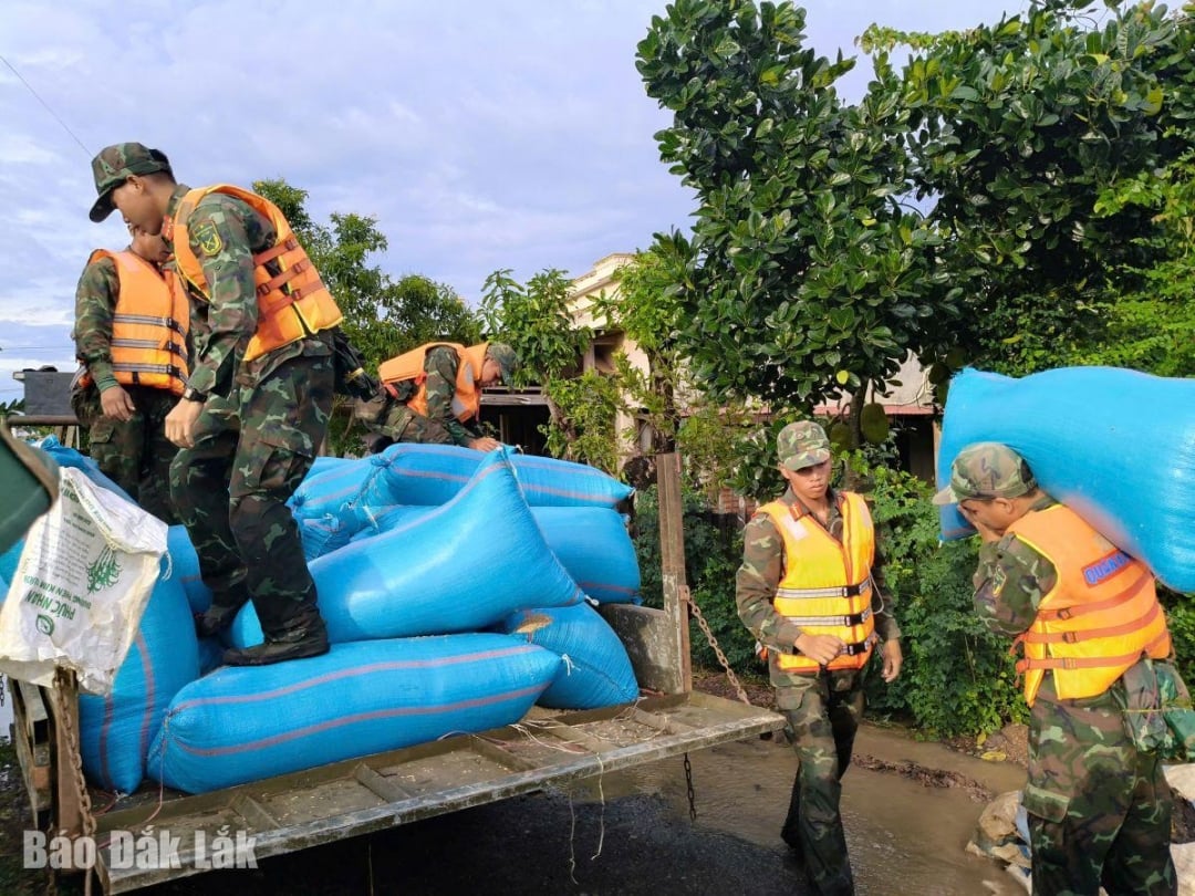 Pegawai dan tentera Komando Pertahanan Wilayah 3 - Ea Sup membantu penduduk komune Ea Sup memindahkan harta mereka ke tempat yang selamat.