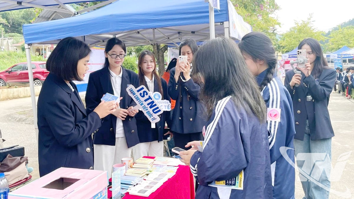 Μονάδες και επιχειρήσεις συμβουλεύουν τους εργαζόμενους στην Έκθεση Εργασίας.