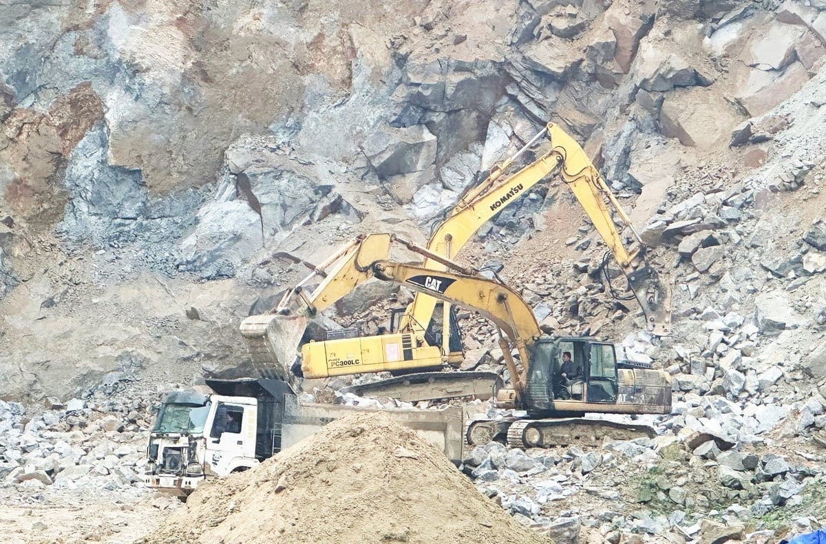 ຄຽງຄູ່ກັບນັ້ນແມ່ນການຄຸ້ມຄອງຊັບພະຍາກອນແຮ່ທາດທີ່ກ່ຽວຂ້ອງເຖິງການປົກປັກຮັກສາສິ່ງແວດລ້ອມ. ພາບ: T.Nga. Song song với đó là quản lý chặt chẽ nguồn tài nguyên khoáng sản gắn với bảo vệ môi trường. Ảnh: T.Nga.