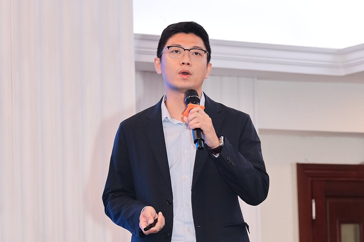 Ο κ. Tran Minh Triet, Κύριος Εκπρόσωπος της Suntar στο Βιετνάμ, μίλησε για την τεχνολογία που βοηθά τις επιχειρήσεις να εξοικονομούν κόστος και να μειώνουν τις εκπομπές. Φωτογραφία: Οργανωτική Επιτροπή. Ông Trần Minh Triết, Trưởng đại diện Suntar tại Việt Nam chia sẻ về công nghệ giúp doanh nghiệp tiết kiệm chi phí và giảm phát thải. Ảnh: BTC.