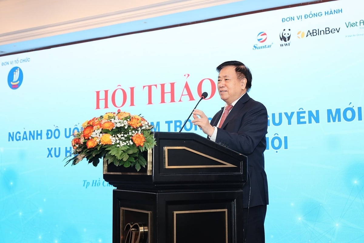 Αναπληρωτής Καθηγητής, Δρ. Nguyen Van Viet: «Οι επιχειρήσεις πρέπει να αλλάξουν προληπτικά». Φωτογραφία: Οργανωτική Επιτροπή. PGS.TS Nguyễn Văn Việt: 'Doanh nghiệp phải chủ động thay đổi'. Ảnh: BTC.