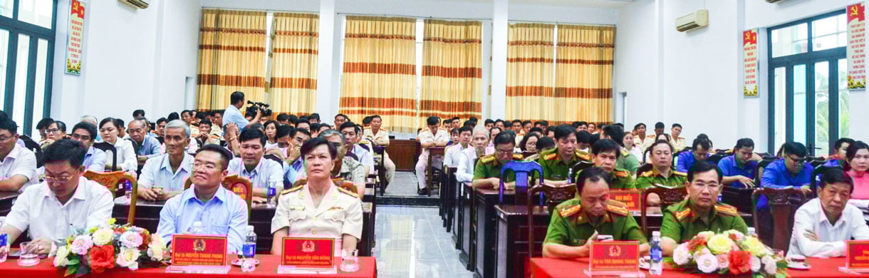 Đại biểu tham dự buổi họp mặt.