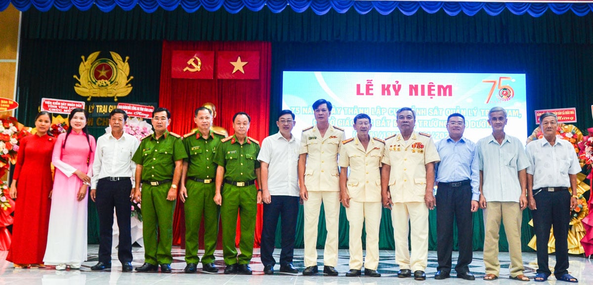 Đại biểu chụp hình lưu niệm.