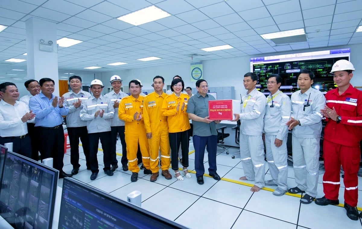 Thủ tướng Chính phủ Phạm Minh Chính thăm và tặng quà CBCNV Nhà máy Đạm Cà Mau. Ảnh: Tập đoàn Công nghiệp - Năng lượng Quốc gia Việt Nam