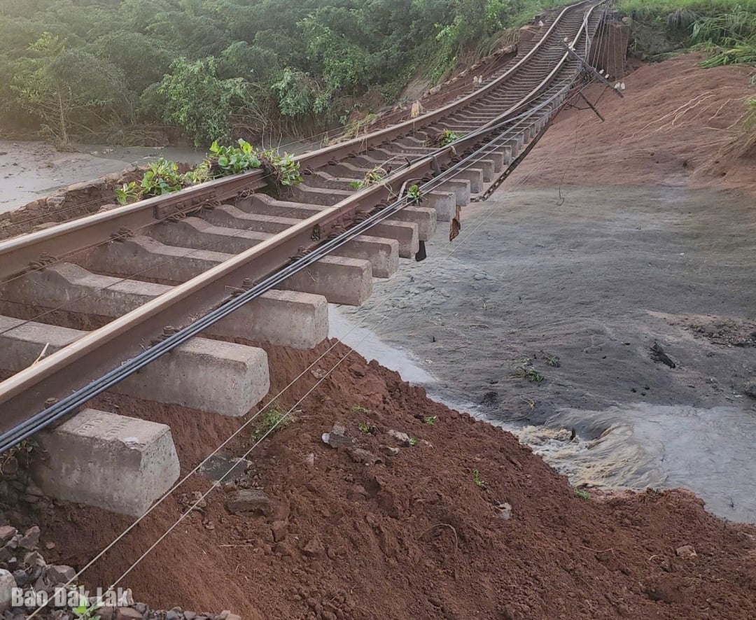קטע של מסילת הרכבת דרך מחוז דאק לק נשחק.
