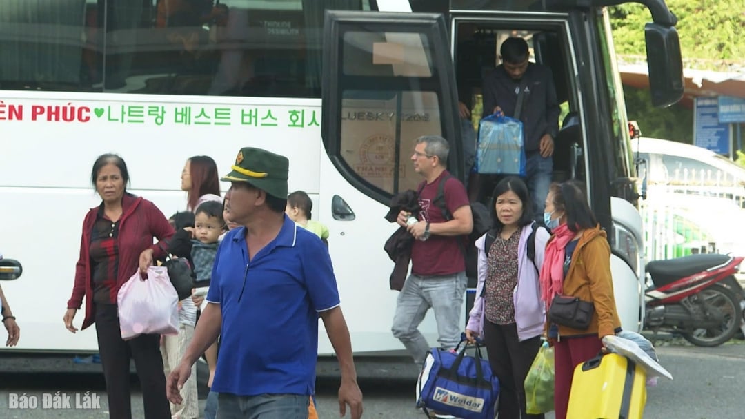 תעשיית הרכבות גם יצרה תנאים לנוסעים באזורים שנפגעו מסופה מספר 13 להחזיר כרטיסים ללא תשלום.