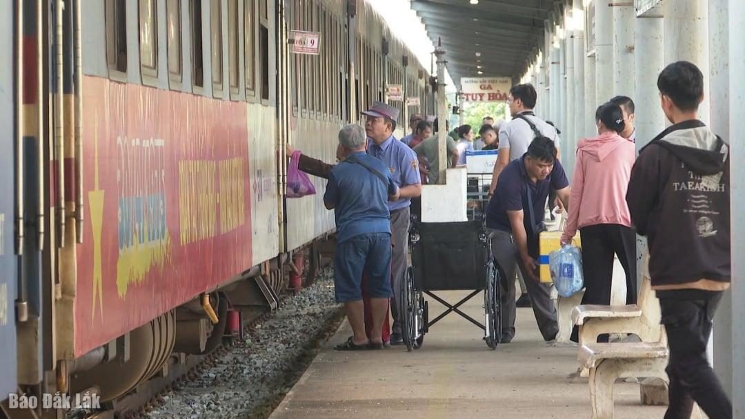 תעשיית הרכבות מארגנת הסעות נוסעים מתחנת דיו טרי לתחנת טוי הואה.