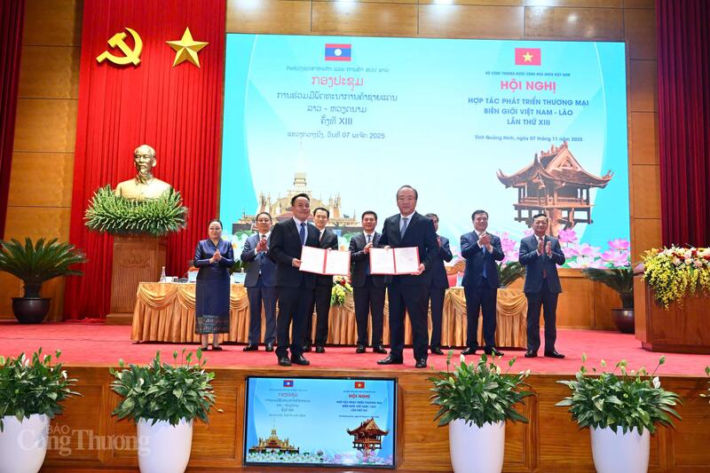 Протокол про співпрацю у розвитку внутрішнього ринку між В'єтнамом та Лаосом між директором Департаменту управління та розвитку внутрішнього ринку Міністерства промисловості і торгівлі В'єтнаму та директором Департаменту внутрішньої торгівлі Міністерства промисловості і торгівлі Лаосу. Фото: Кан Дунг
